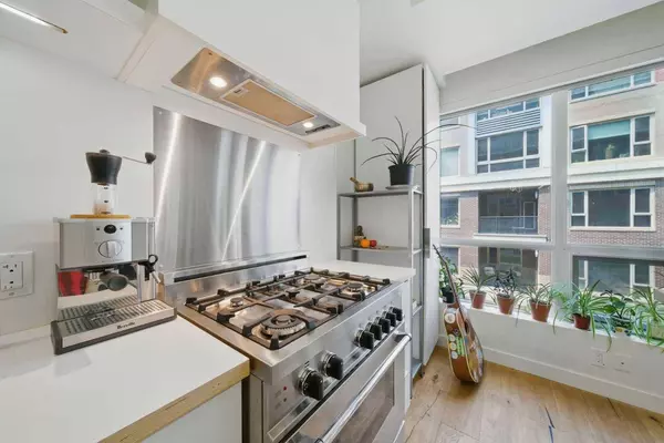 63 Inglewood PARK SE #205, Calgary, AB T2G 3W8