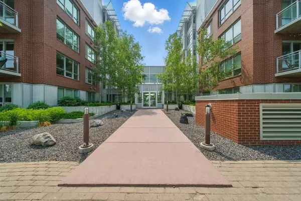 63 Inglewood PARK SE #205, Calgary, AB T2G 3W8