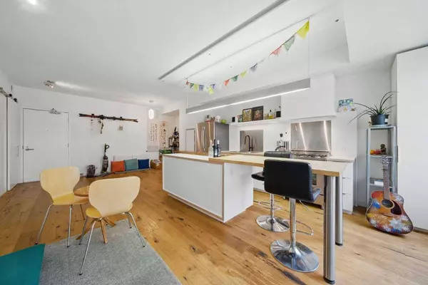 63 Inglewood PARK SE #205, Calgary, AB T2G 3W8