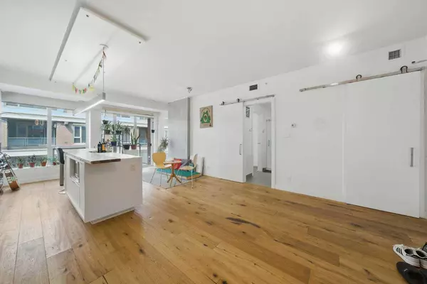 63 Inglewood PARK SE #205, Calgary, AB T2G 3W8