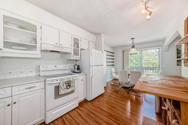 72 Berkley Close NW, Calgary, AB T3K 1B3