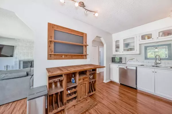 72 Berkley Close NW, Calgary, AB T3K 1B3