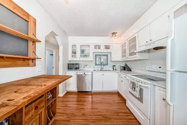 72 Berkley Close NW, Calgary, AB T3K 1B3