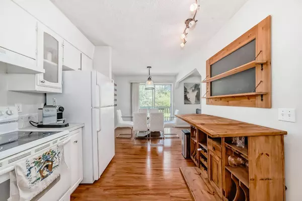 72 Berkley Close NW, Calgary, AB T3K 1B3