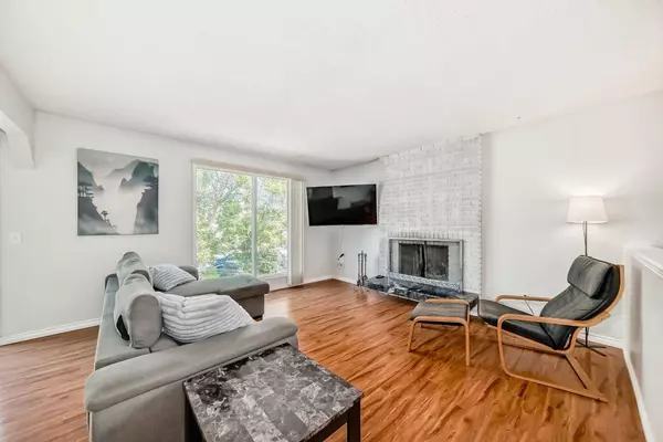 72 Berkley Close NW, Calgary, AB T3K 1B3