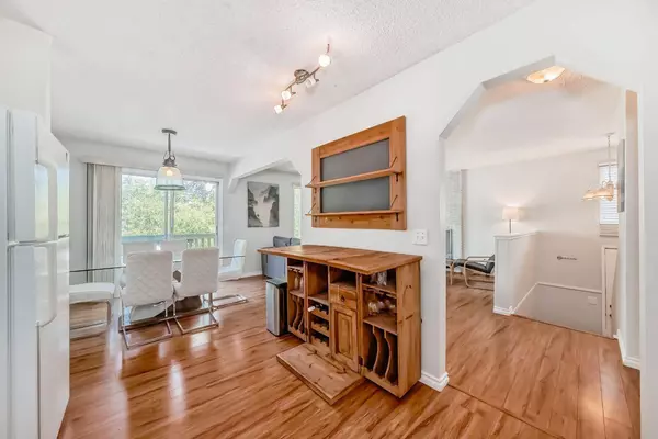 72 Berkley Close NW, Calgary, AB T3K 1B3