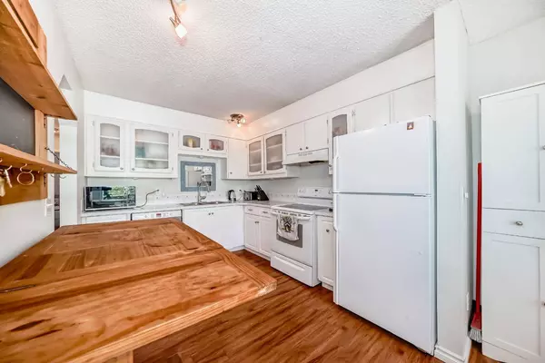 72 Berkley Close NW, Calgary, AB T3K 1B3