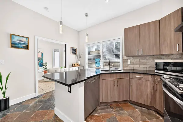 605 15 AVE SW #27, Calgary, AB T2R 0R4
