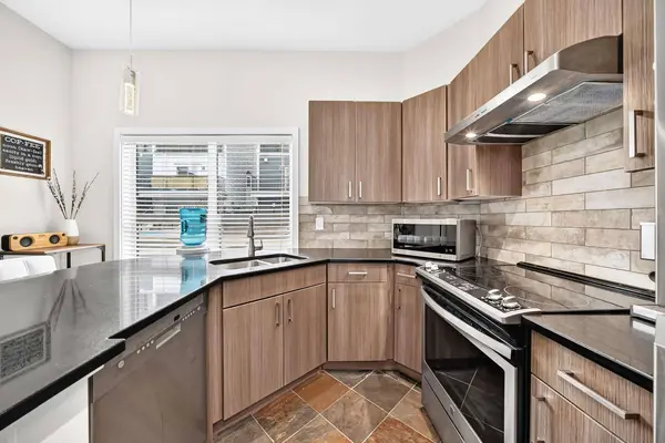605 15 AVE SW #27, Calgary, AB T2R 0R4