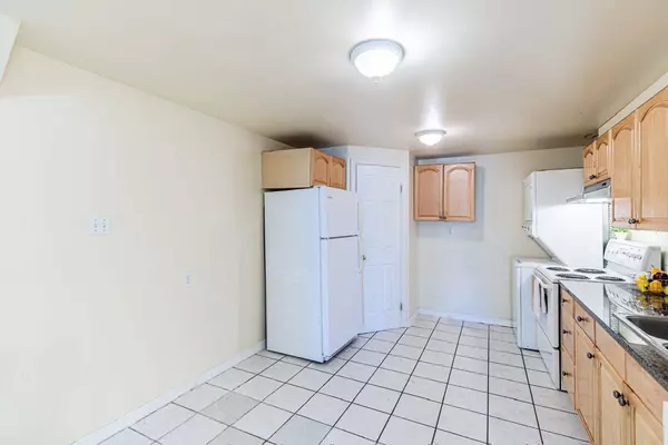 6827 Centre ST NW #1, Calgary, AB T2K 0V3