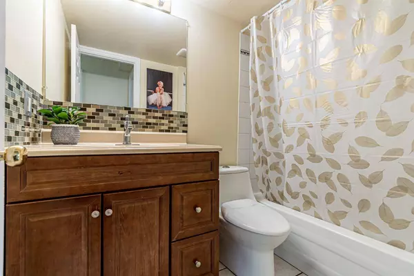 6827 Centre ST NW #1, Calgary, AB T2K 0V3