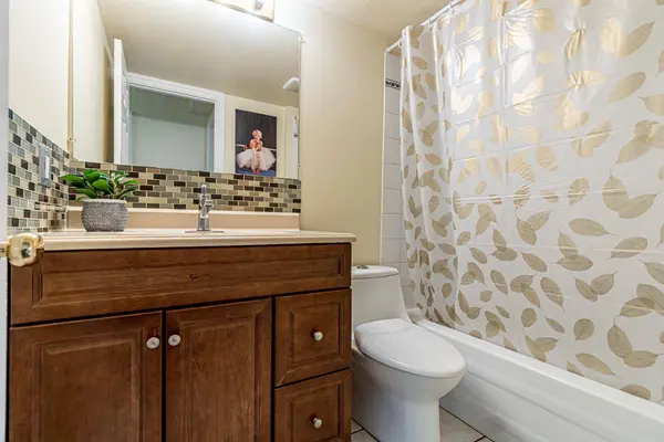 6827 Centre ST N #1, Calgary, AB T2K 5C4