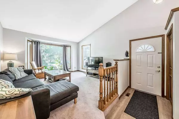 156 Sandpiper CIR NW, Calgary, AB T3K 3M5