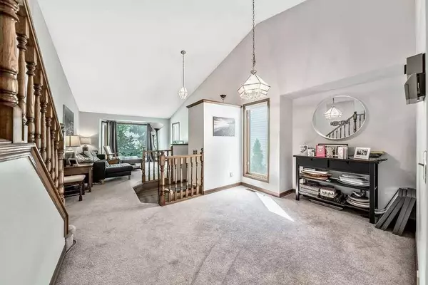 156 Sandpiper CIR NW, Calgary, AB T3K 3M5