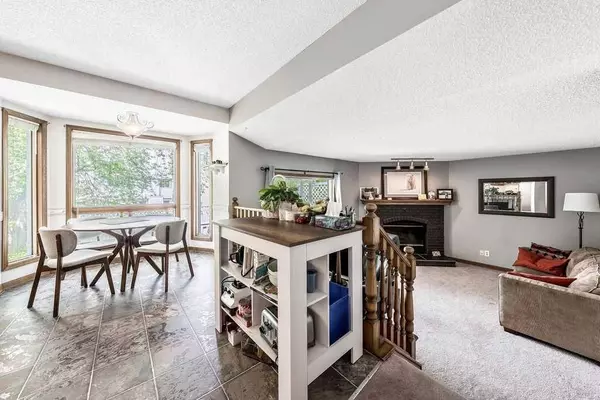 156 Sandpiper CIR NW, Calgary, AB T3K 3M5