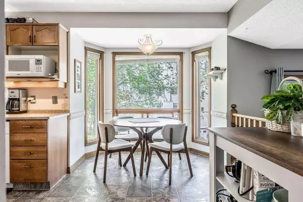 156 Sandpiper CIR NW, Calgary, AB T3K 3M5