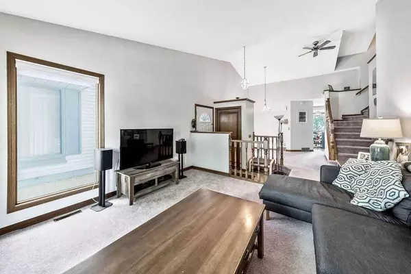 156 Sandpiper CIR NW, Calgary, AB T3K 3M5