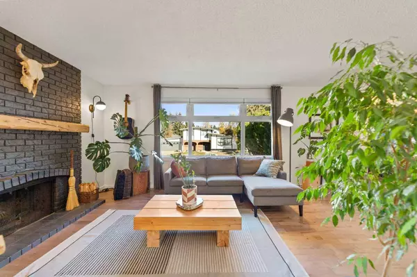 5003 Dalhart RD NW, Calgary, AB T3A 1C1