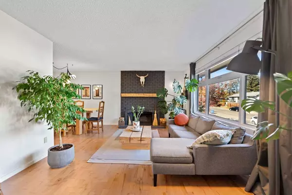 5003 Dalhart RD NW, Calgary, AB T3A 1C1