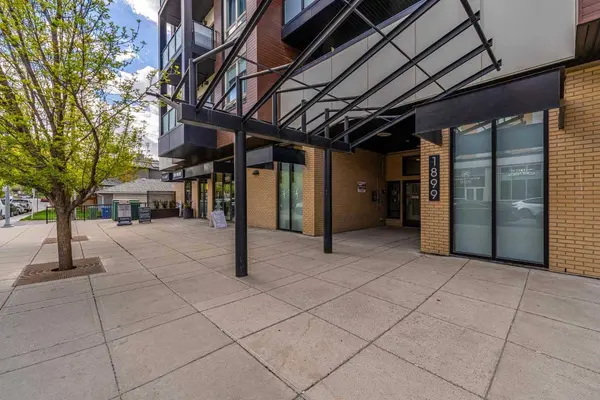 1899 45 ST NW #207, Calgary, AB T3B 4S3