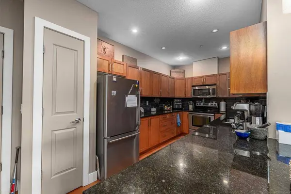 1899 45 ST NW #207, Calgary, AB T3B 4S3
