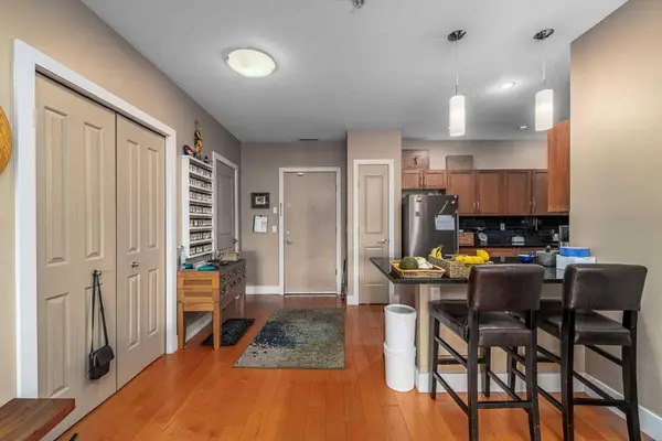 1899 45 ST NW #207, Calgary, AB T3B 4S3