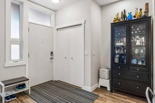 718 5 ST NE #303, Calgary, AB T2E 3W8