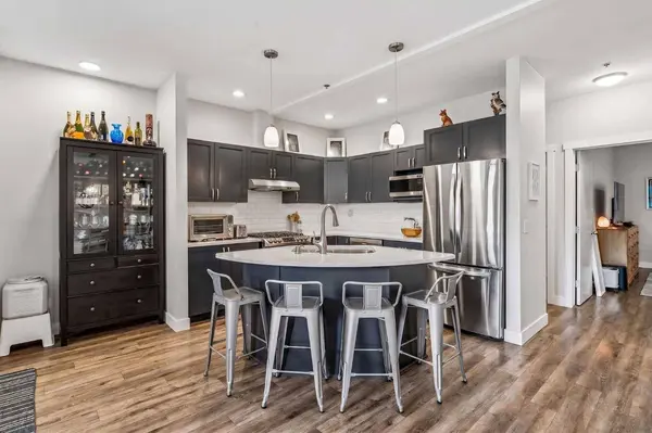718 5 ST NE #303, Calgary, AB T2E 3W8
