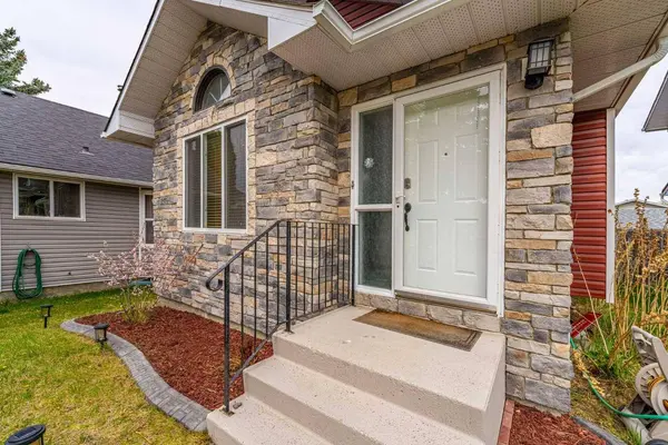 26 Martingrove Mews NE, Calgary, AB T3J 2S9