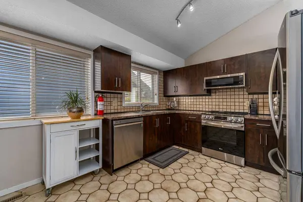 26 Martingrove Mews NE, Calgary, AB T3J 2S9