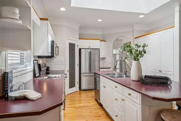 84 Evergreen WAY SW, Calgary, AB T2Y 3K8