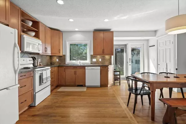 1921 Mountview CRES NE, Calgary, AB T2E 5N4