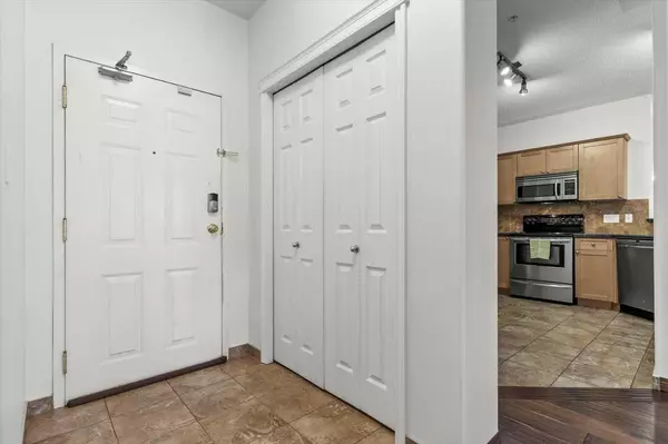 2422 Erlton ST SW #408, Calgary, AB T2S 3B6