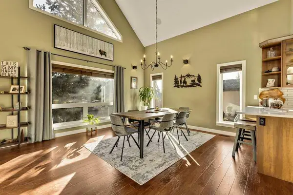 705 3 ST SW, High River, AB T1V 1B4