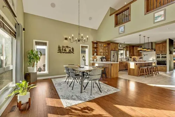 705 3 ST SW, High River, AB T1V 1B4