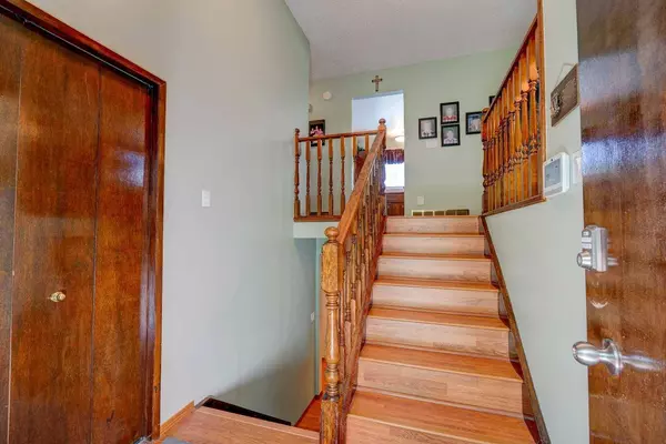 128 Dalhurst WAY NW, Calgary, AB T3A 1N7