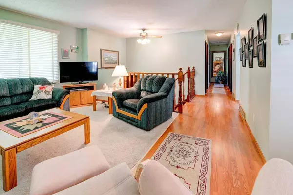 128 Dalhurst WAY NW, Calgary, AB T3A 1N7