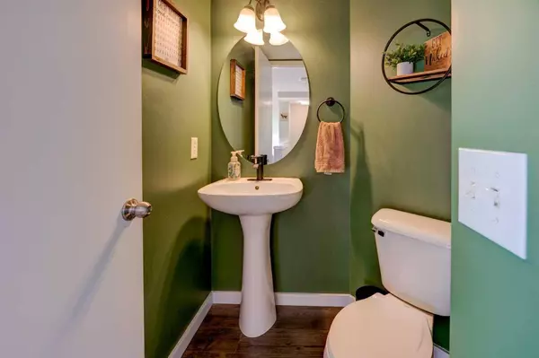 149 Elgin PL SE, Calgary, AB T2Z 4V9