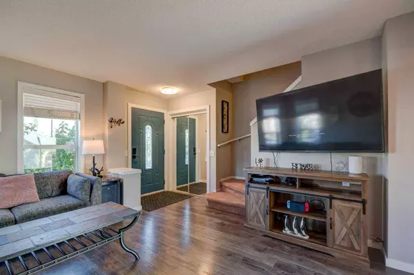 149 Elgin PL SE, Calgary, AB T2Z 4V9