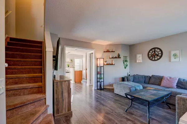 149 Elgin PL SE, Calgary, AB T2Z 4V9