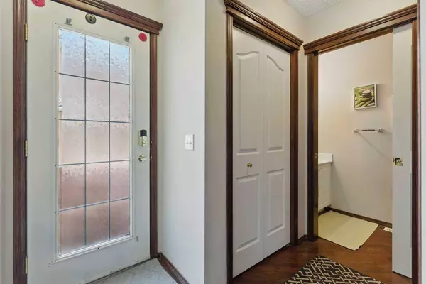 206 Coral CV NE, Calgary, AB T3Y 3Y9