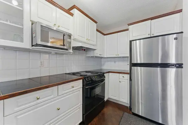 206 Coral CV NE, Calgary, AB T3Y 3Y9