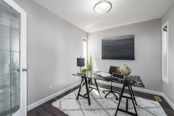 724 Luxstone LNDG SW, Airdrie, AB T4B 3L1