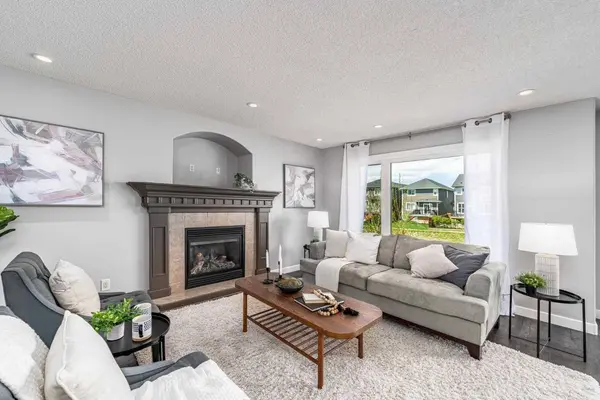 724 Luxstone LNDG SW, Airdrie, AB T4B 3L1