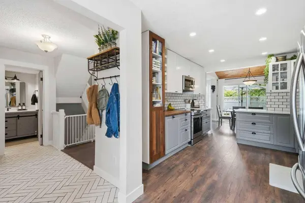 228 Theodore PL NW #25, Calgary, AB T2K 5S1