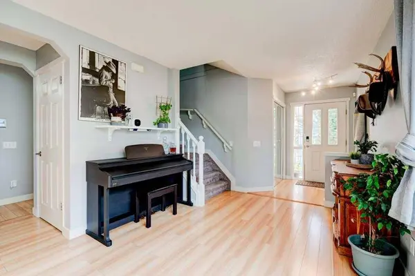 208 Mt Cornwall Mews SE, Calgary, AB T2Z2J8