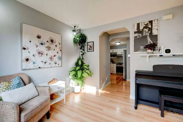 208 Mt Cornwall Mews SE, Calgary, AB T2Z2J8