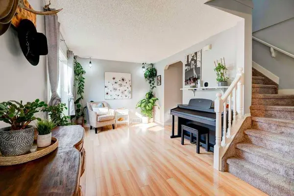 208 Mt Cornwall Mews SE, Calgary, AB T2Z2J8