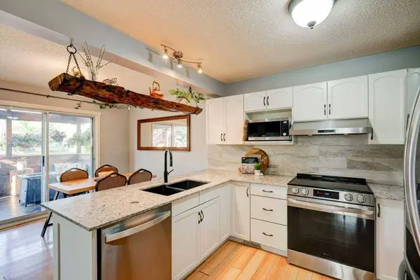 208 Mt Cornwall Mews SE, Calgary, AB T2Z2J8