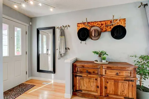 208 Mt Cornwall Mews SE, Calgary, AB T2Z2J8